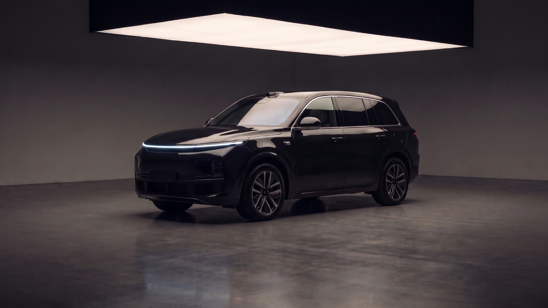 Li Auto L9 в студии перед осмотром